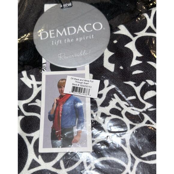 Demdaco Black and White Pull Through Scarf Super Soft Abstract Design NWT - Picture 4 of 5